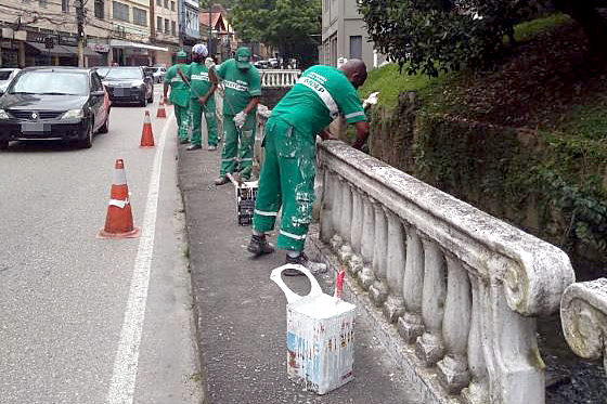 Limpeza e pintura de balaústres na Rua Washington Luiz